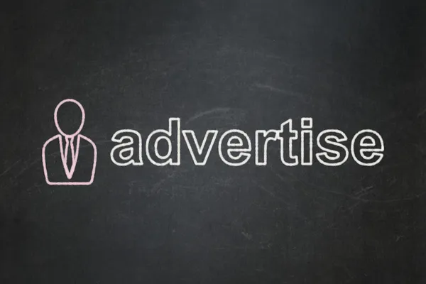 Концепція маркетингу: Бізнесмен і Реклама на фоні дошки — стокове фото