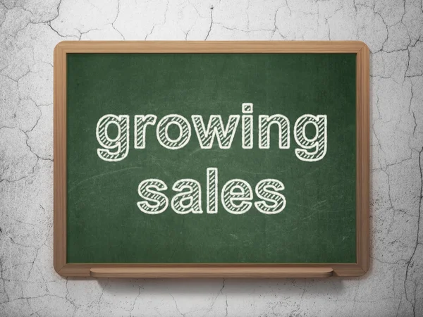 Business concept: Crescere le vendite su sfondo lavagna — Foto Stock