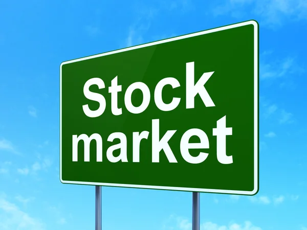 Conceito de negócio: Mercado de ações em fundo sinal de estrada — Fotografia de Stock
