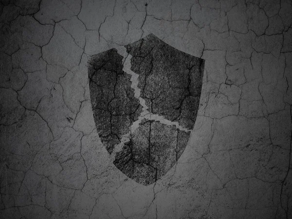 Концепция конфиденциальности: Сломанный щит на фоне гранж-стены — стоковое фото