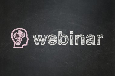 Eğitim kavramı: Dişliler ve webinar kara tahta arka plan ile baş