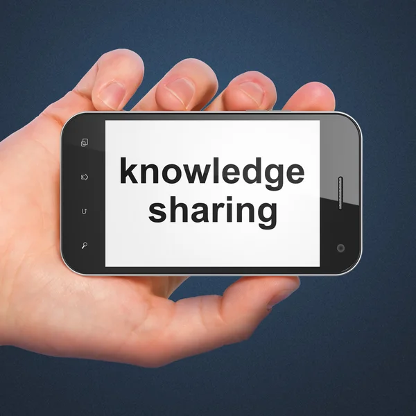 Concetto di educazione: condivisione delle conoscenze su smartphone — Foto Stock