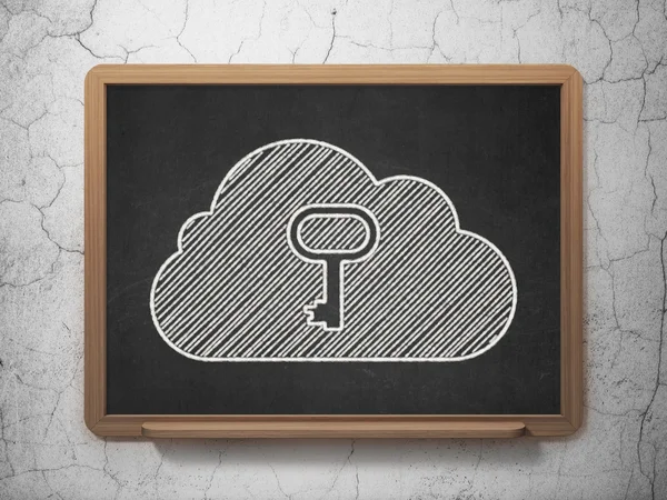 Concetto di cloud computing: cloud con chiave sullo sfondo della lavagna — Foto Stock