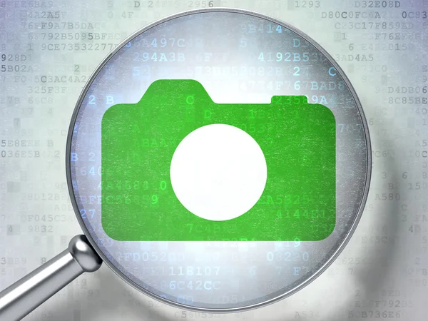 Urlaubskonzept: Fotokamera mit optischem Glas auf digitalem Hintergrund — Stockfoto