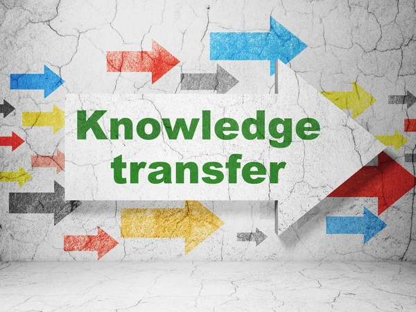 Education concept: arrow with Knowledge Transfer on grunge wall background — Stock Photo, Image