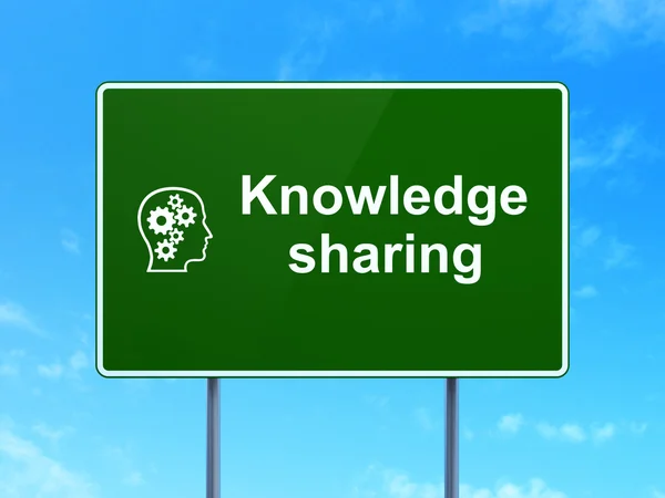 Concetto di educazione: condivisione della conoscenza e testa con ingranaggi sullo sfondo del segnale stradale — Foto Stock