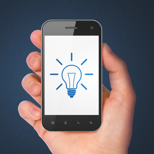 Finanční koncept: žárovka na smartphone — Stock fotografie