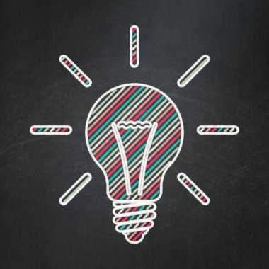 Ekonomi kavramı: Kara tahta arka plan üzerinde ampul