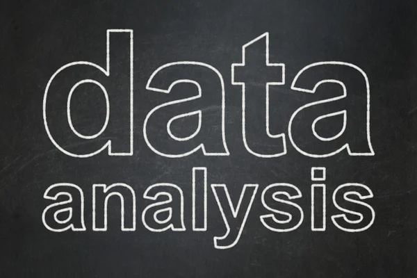 Bilgi kavramı: Kara tahta arka plan üzerinde veri analizi — Stok fotoğraf