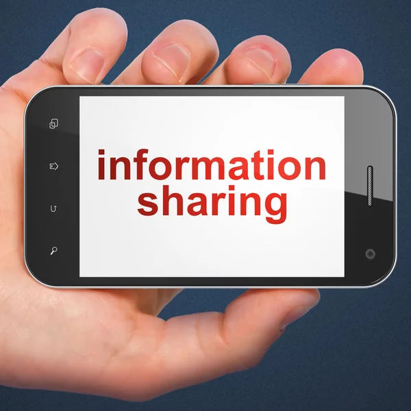 Concepto de datos: intercambio de información en el smartphone —  Fotos de Stock