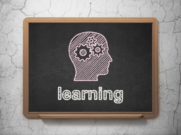 Vzdělávací koncepce: hlava s převody a učení na tabuli pozadí — Stock fotografie