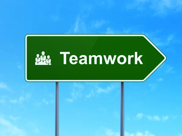 Podnikatelský koncept: týmové práce a obchodní tým na silnici podepsat pozadí — Stock fotografie
