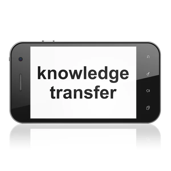 Concepto educativo: Transferencia de conocimientos en smartphone —  Fotos de Stock