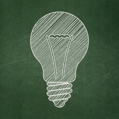 iş kavramı: Kara tahta arka plan üzerinde ampul