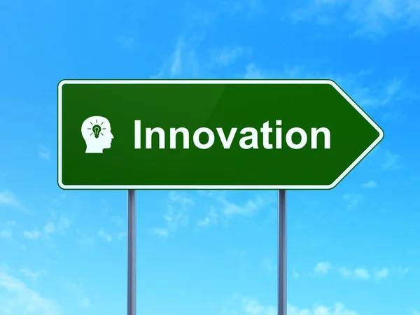 Concept d'entreprise : Innovation et tête avec ampoule sur fond de panneau routier — Photo