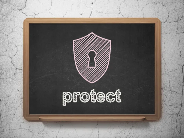 Concetto di privacy: scudo con foro della serratura e protezione su sfondo lavagna — Foto Stock