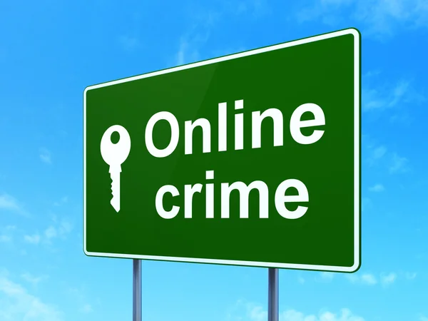 Veiligheidsconcept: online misdrijven en sleutel op weg ondertekenen achtergrond — Stockfoto