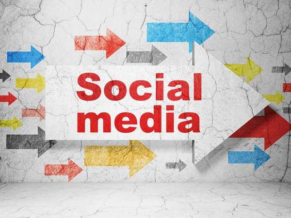 Концепция социальной сети: стрелка с социальными медиа на фоне гранж-стены — стоковое фото