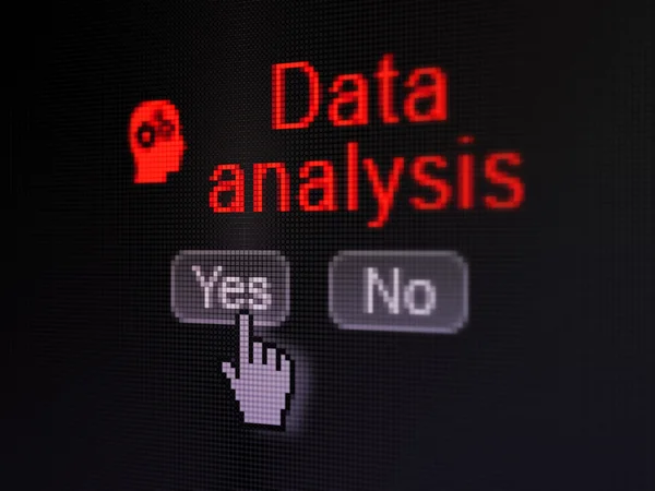 Έννοιας πληροφοριών: κεφάλι με εργαλεία εικονίδιο και ανάλυση των δεδομένων στην οθόνη του υπολογιστή ψηφιακή — Φωτογραφία Αρχείου