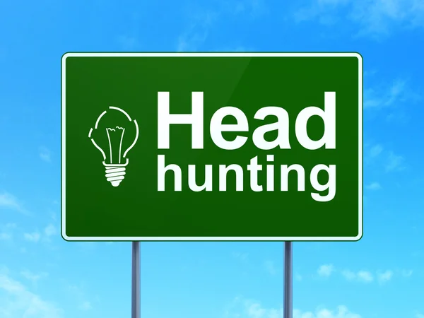 Concepto de negocio: Head Hunting y bombilla en el fondo de la señal de tráfico — Foto de Stock