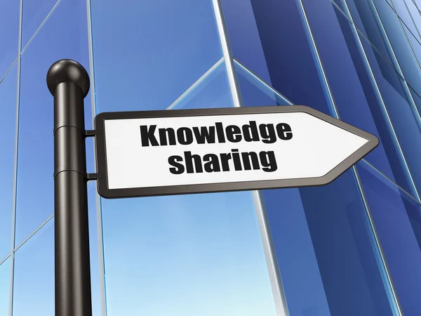 Konsep pendidikan: sign Knowledge Sharing on Building background — Stok Foto