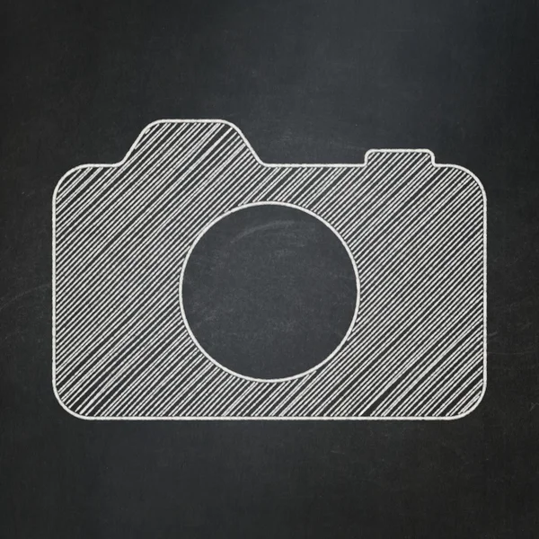 Kavram seyahat: Kara tahta zemin üzerine fotoğraf makinesi — Stok fotoğraf