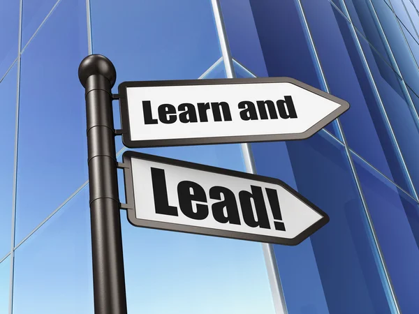 Conceito de educação: sinal Aprender e liderar! sobre o fundo do edifício — Fotografia de Stock
