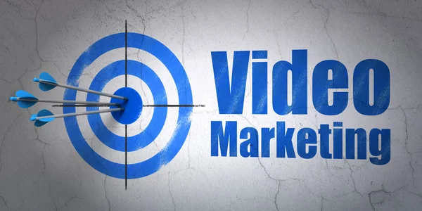 Conceito de negócio: alvo e vídeo marketing no fundo da parede — Fotografia de Stock