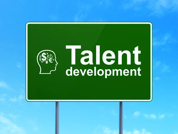 Conceito de educação: Desenvolvimento de talentos e cabeça com símbolo de finanças no fundo sinal de estrada — Fotografia de Stock