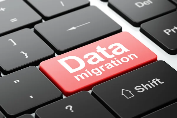 Conceito de dados: Migração de dados no fundo do teclado do computador — Fotografia de Stock