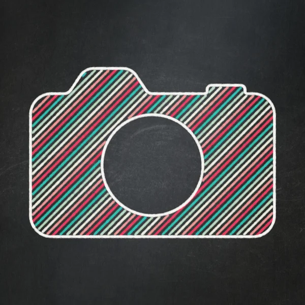 Cestovní koncept: fotoaparát na tabuli pozadí — Stock fotografie