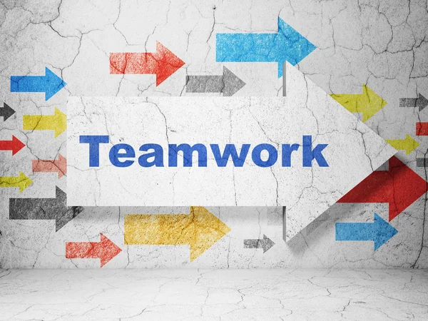 Geschäftskonzept: Pfeil mit Teamwork auf Grunge-Wand-Hintergrund — Stockfoto