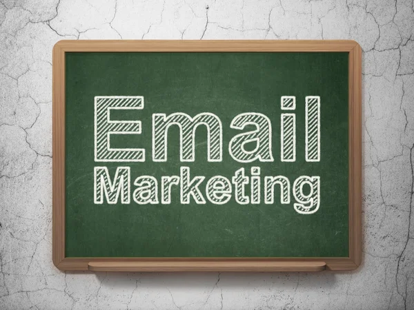 Bedrijfsconcept: e-mailmarketing op schoolbord achtergrond — Stockfoto