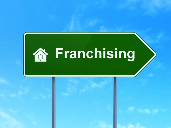 Podnikatelský koncept: franchisingu a doma na silnici podepsat pozadí — Stock fotografie