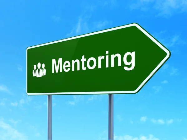 Concept d'éducation : mentorat et gens d'affaires sur fond de panneau de signalisation routière — Photo