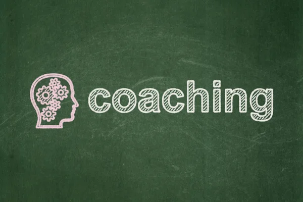 Utbildning koncept: huvudet med redskap och coaching på svarta tavlan bakgrund — Stockfoto