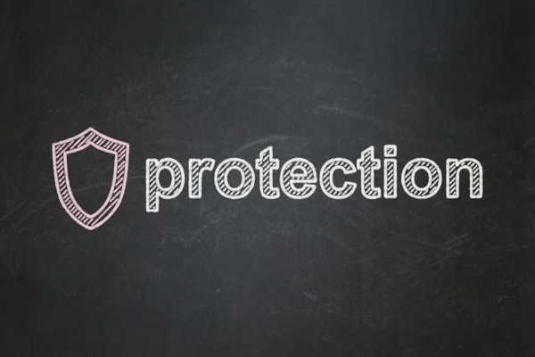 Ochranu koncept: tvarovanou štít a ochranu na tabuli pozadí — Stock fotografie