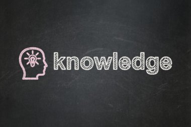 Eğitim kavramı: ampul ve bilgi kara tahta arka plan ile baş