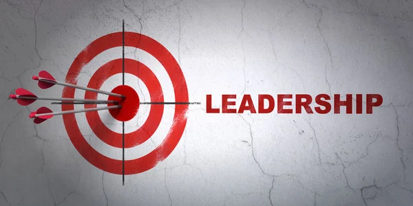 Концепция бизнеса: цель и лидерство на фоне стен — стоковое фото