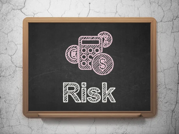 Podnikatelský koncept: Kalkulačka a rizika na tabuli pozadí — Stock fotografie