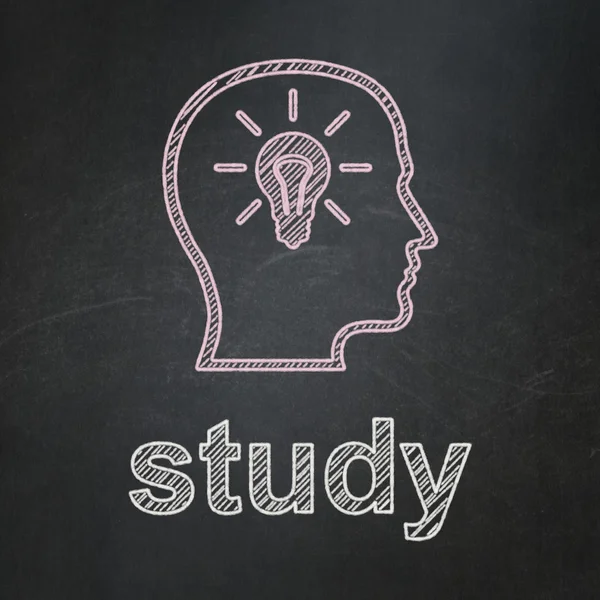 Conceito de educação: Cabeça com lâmpada e estudo sobre fundo quadro-negro — Fotografia de Stock