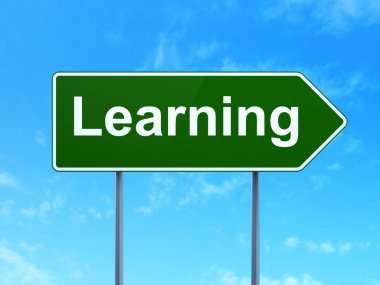 Eğitim kavramı: yol işareti arka plan üzerinde öğrenme