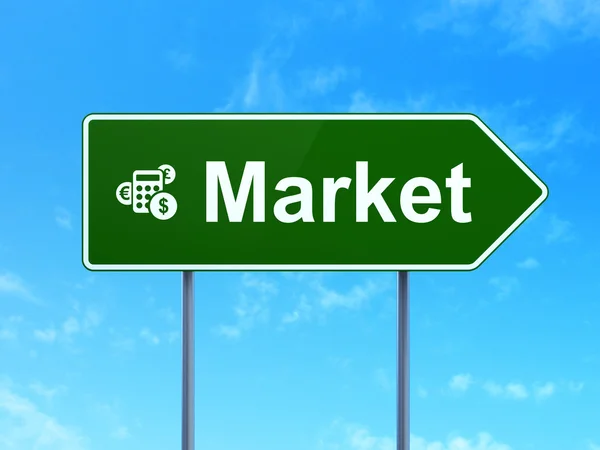 Concepto financiero: mercado y calculadora en el fondo de la señal de tráfico —  Fotos de Stock