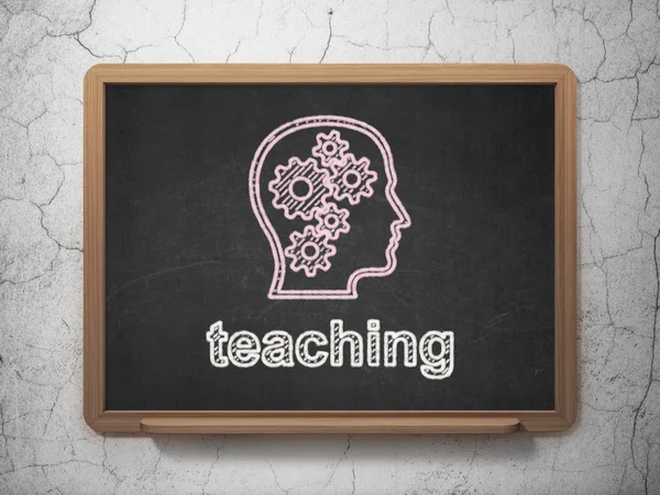 Utbildning koncept: huvud med växlar och undervisning på svarta tavlan bakgrund — Stockfoto