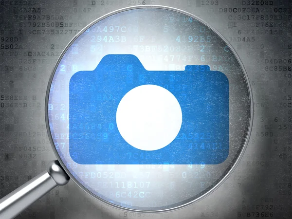 Urlaubskonzept: Fotokamera mit optischem Glas auf digitalem Hintergrund — Stockfoto
