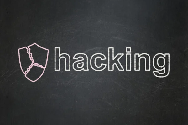 Έννοια της προστασίας: σπασμένα ασπίδα και hacking σε μαυροπίνακα φόντο — Φωτογραφία Αρχείου