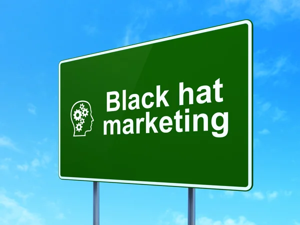 Conceito de negócio: Black Hat Marketing and Head With Gears on road sign background — Fotografia de Stock