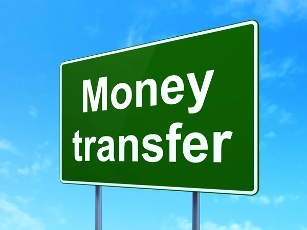Concepto financiero: Transferencia de dinero en el fondo de la señal vial —  Fotos de Stock