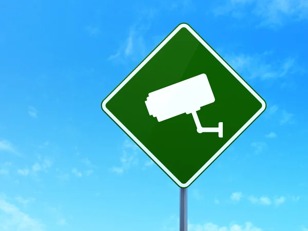 Conceito de privacidade: Cctv Camera on road sign background — Fotografia de Stock