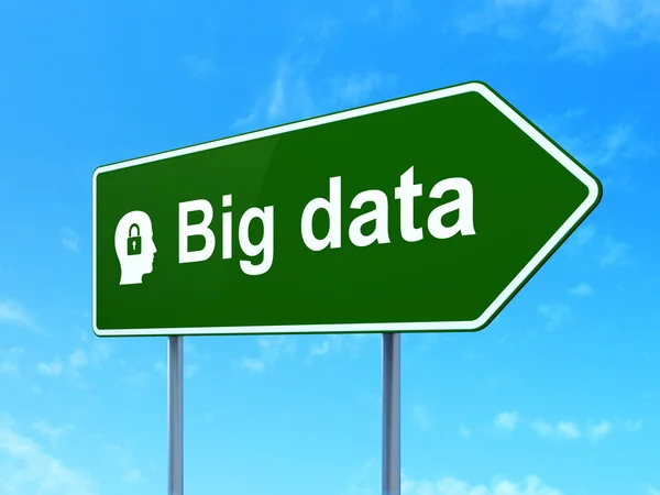 Information koncept: big data och huvudet med hänglås på Vägmärke — Stockfoto